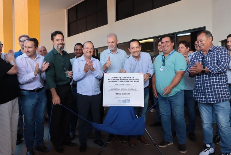 Governador em exercício José Carlos Barbosa e prefeito em exercício Ernany Machado durante entrega de obras em Chapadão do Sul