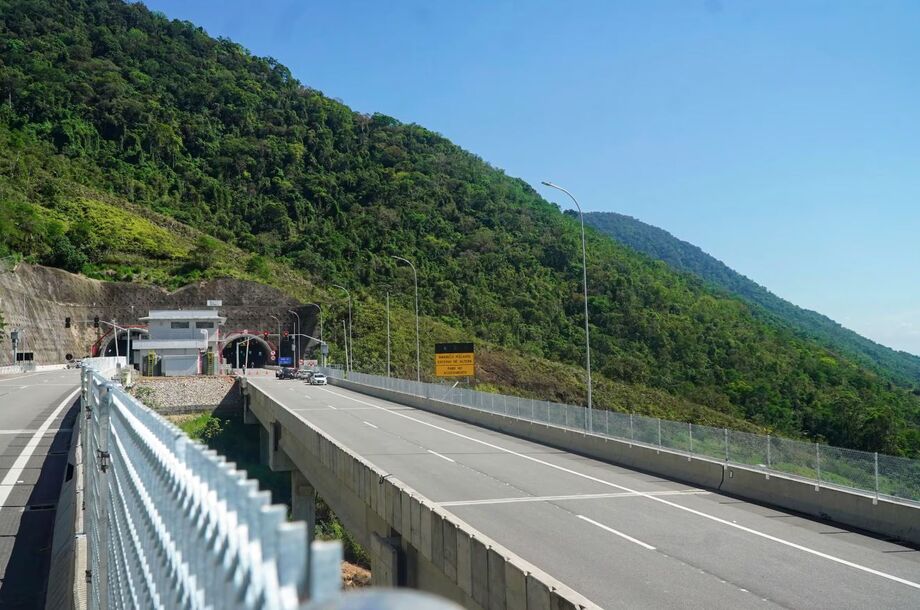 Jovem caiu do veículo em movimento.