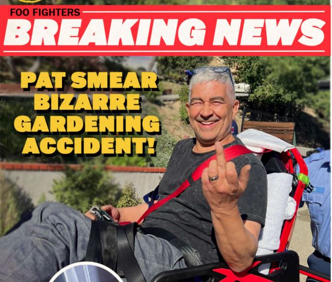 Pat Smear ficará fora dos próximos shows do Foo Fighters após fraturar o pé esquerdo.