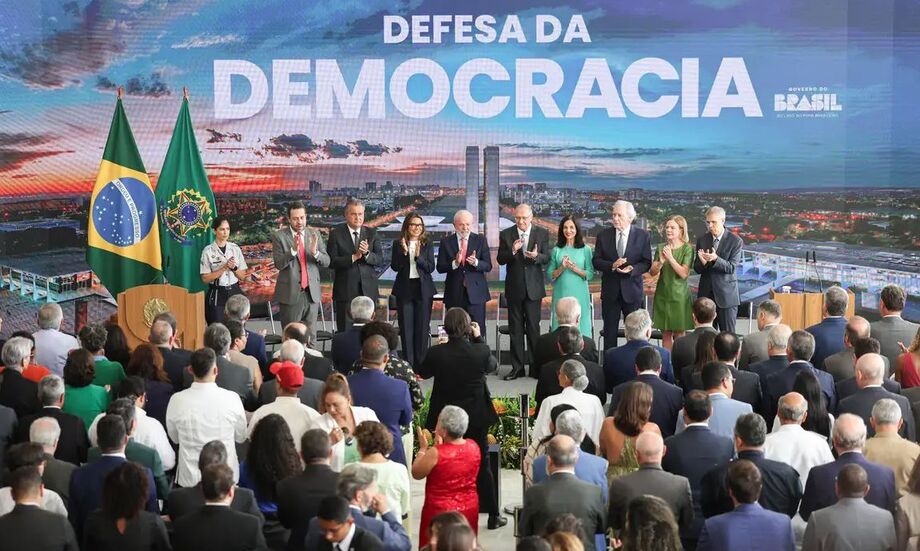 Presidente Lula durante ato no Planalto em memória dos ataques de 8 de janeiro.