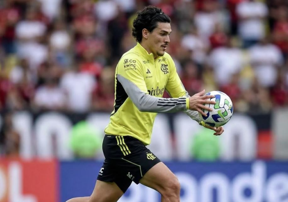 Pedro se apresenta antes do elenco principal no Ninho do Urubu e inicia preparação física para liderar o ataque do Flamengo em 2026.