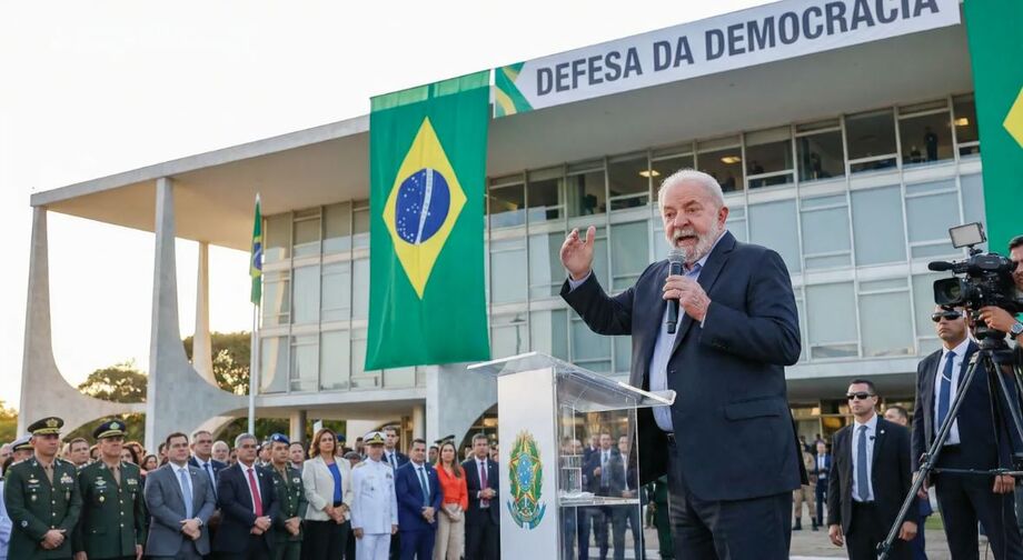 Lula durante cerimônia em defesa da democracia, em que anunciou o veto ao projeto que reduzia penas dos condenados pelos atos de 8 de janeiro.