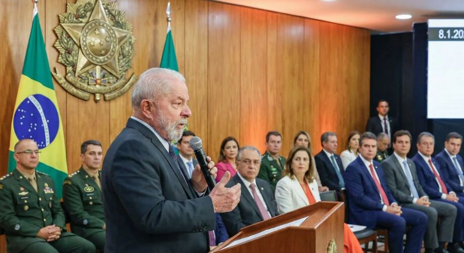 Lula durante cerimônia em defesa da democracia no Planalto, quando afirmou que a democracia está sob assédio de candidatos a ditadores e elogiou o STF.