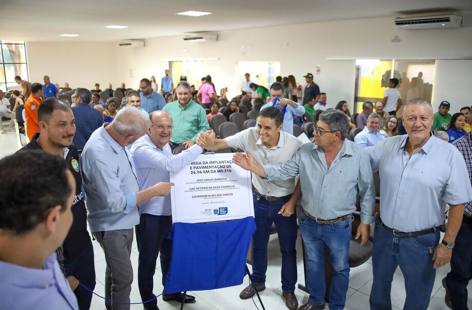 Barbosinha durante agenda em Costa Rica, onde oficializou obras de pavimentação, rodovia e nova UBS que somam mais de R$ 82 milhões em investimentos.