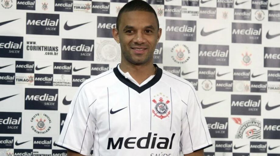 Ex-volante Cristian Baroni, ídolo do Corinthians, é investigado por violência doméstica após denúncia registrada por sua ex-mulher em São Caetano do Sul.