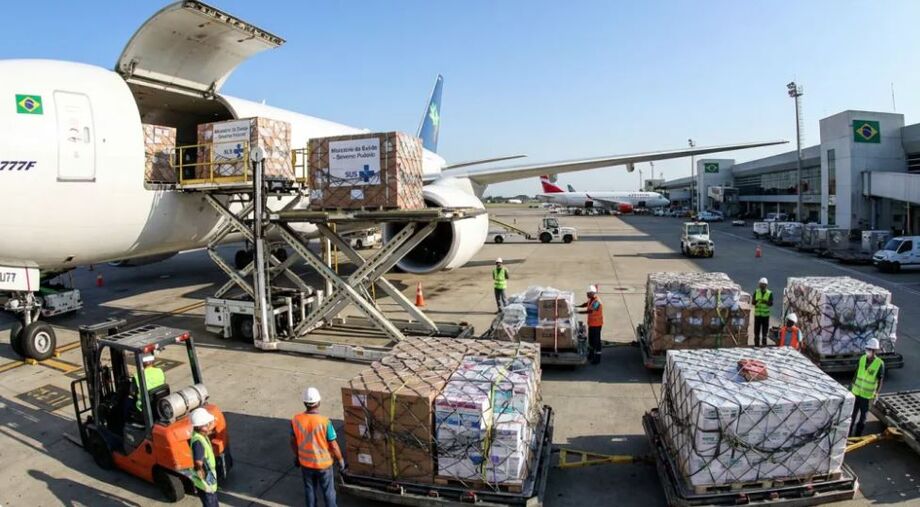 Brasil envia 40 toneladas de insumos à Venezuela para garantir hemodiálise a 16 mil pacientes, sem afetar atendimento a brasileiros.