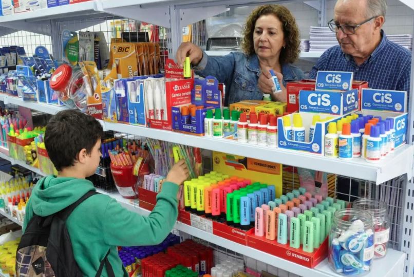 Pesquisa do Procon-SP mostra que pesquisar preços pode gerar economia na compra do material escolar