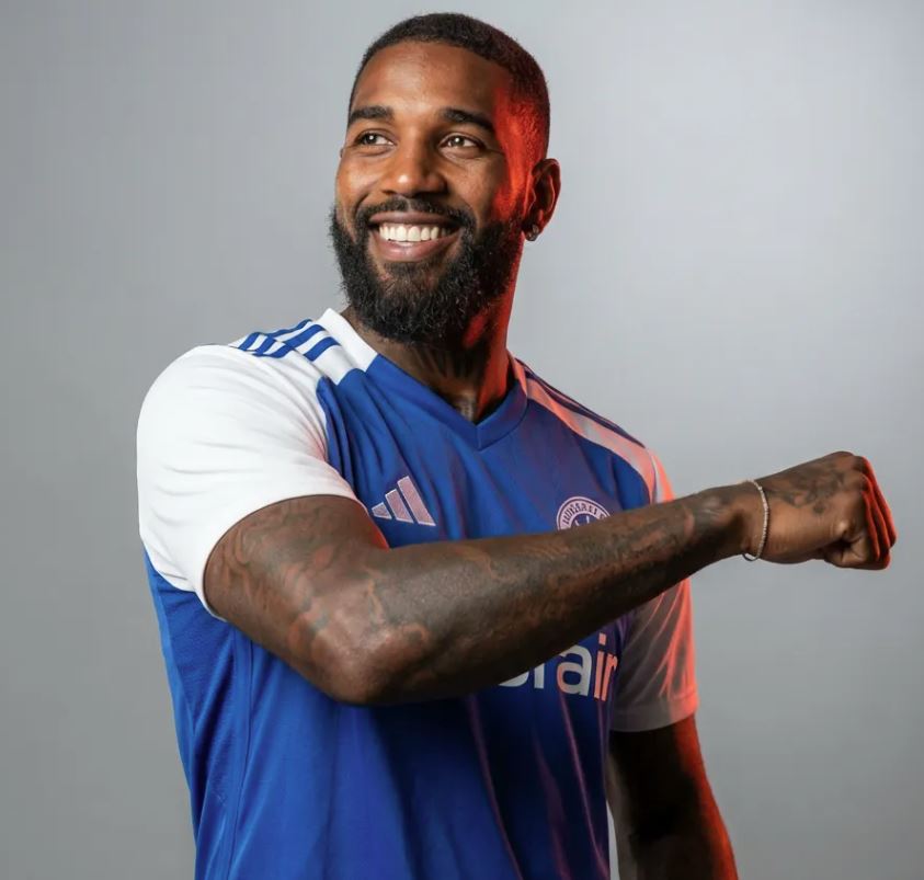 Gerson posa com a camisa do Cruzeiro após assinar contrato até o fim de 2030; meia aguarda regularização no BID.