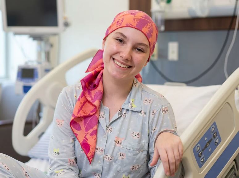 Isabel Veloso morreu aos 19 anos após lutar contra um linfoma de Hodgkin; jovem compartilhava rotina de tratamento nas redes sociais.