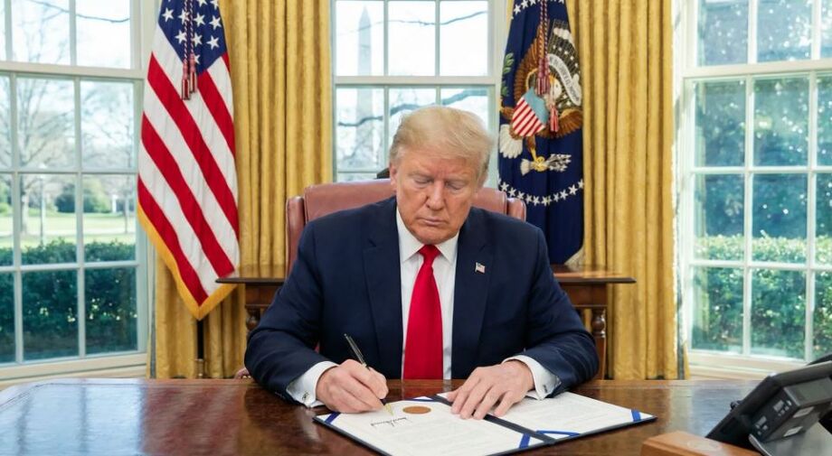 Donald Trump assinou ordem executiva que bloqueia reivindicações sobre receitas do petróleo venezuelano nos EUA.