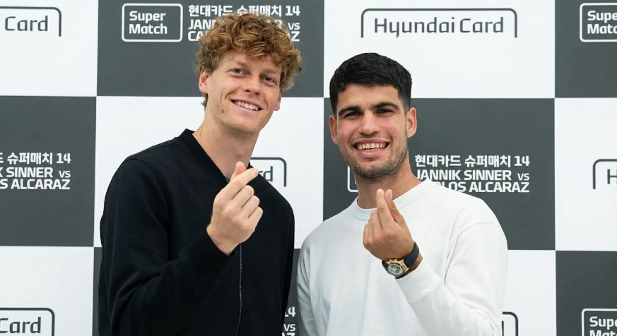 Alcaraz venceu Sinner em partida de exibição na Coreia do Sul, na preparação para o Australian Open.