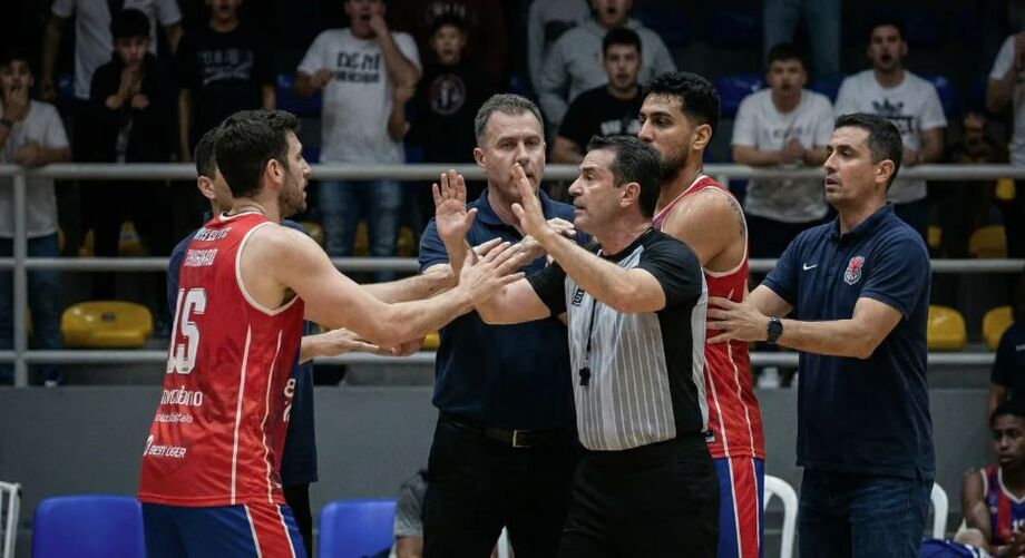 Árbitro foi agredido após o fim da partida entre Pato Basquete e Caxias do Sul, pelo NBB.