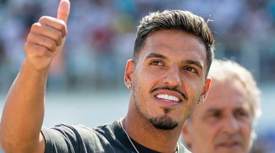 Gabriel Menino esteve na Vila Belmiro e recebeu aplausos da torcida em meio às negociações com o Santos.