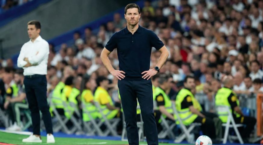 Xabi Alonso deixa o comando do Real Madrid, que aposta em Álvaro Arbeloa como novo treinador.