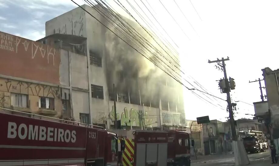 Incêndio em prédio da Vila Prudente deixou duas vítimas e mobilizou equipes dos Bombeiros.