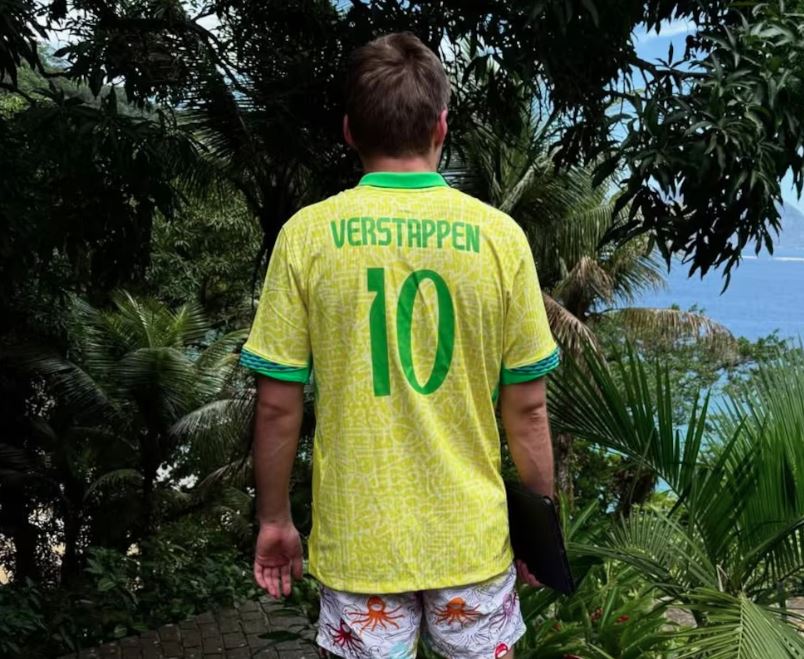 Max Verstappen apareceu com a camisa da seleção brasileira enquanto aproveita férias antes da temporada 2026 da Fórmula 1