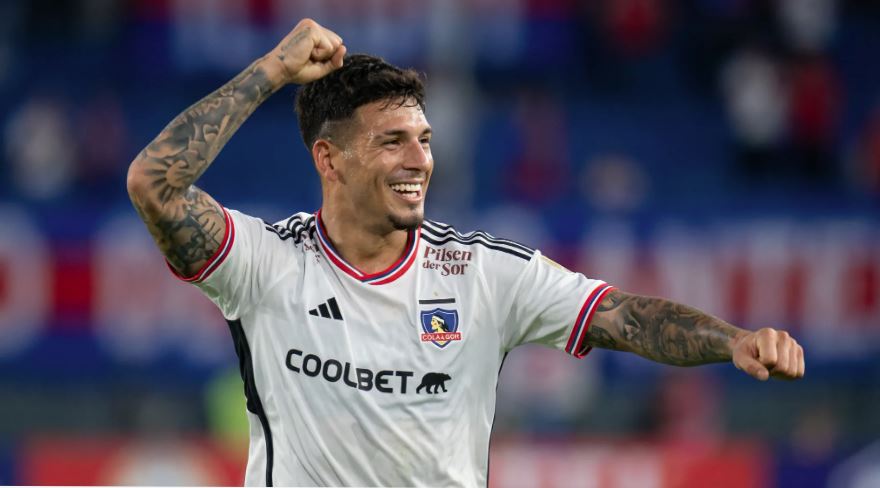 Alan Saldivia em ação pelo Colo-Colo antes de acertar transferência para o Vasco.