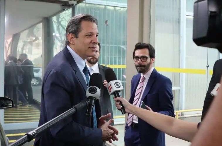 O ministro da Fazenda, Fernando Haddad, durante conversa com a imprensa sobre o caso do Banco Master.