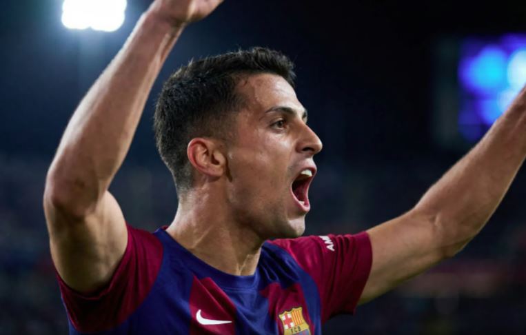 João Cancelo retorna ao Barcelona após passagem pelo Al-Hilal e volta a vestir a camisa 2 do clube catalão.