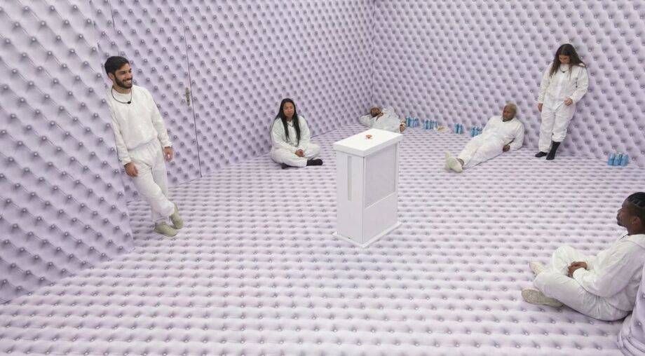 Participantes do BBB 26 discutem no Quarto Branco após atitude de Ricardinho Freestyle.