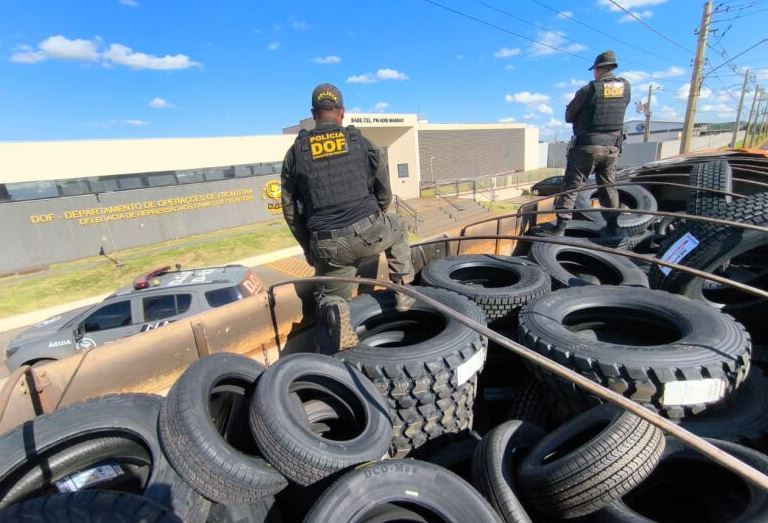 Carreta abandonada com pneus contrabandeados foi localizada pelo DOF na zona rural de Maracaju.