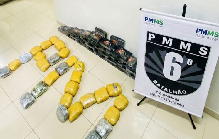 Polícia Militar apreendeu 63 quilos de drogas encontrados em carro abandonado no centro de Corumbá.