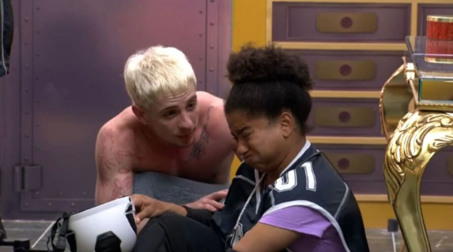 Juliano Floss consola Milena após a disputa pela liderança