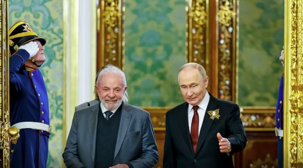 Lula e Vladimir Putin durante reunião oficial; presidentes conversaram por telefone sobre a crise na Venezuela