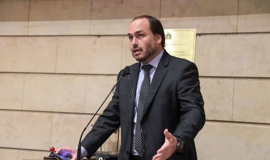 Carlos Bolsonaro publicou imagem de João Doria em meio a críticas e disputas internas na direita sobre a sucessão presidencial.