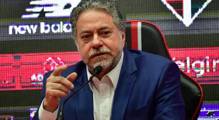 Júlio Casares, presidente do São Paulo, é alvo de investigação que avançou às vésperas da votação de impeachment.