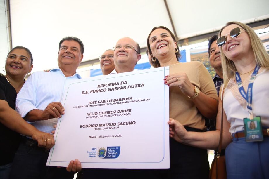 Barbosinha participa da entrega de obras de saneamento, educação e infraestrutura em Naviraí.