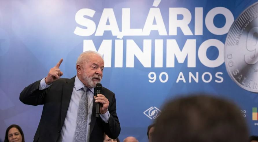 Lula participa de cerimônia que marcou os 90 anos do salário mínimo, em Brasília