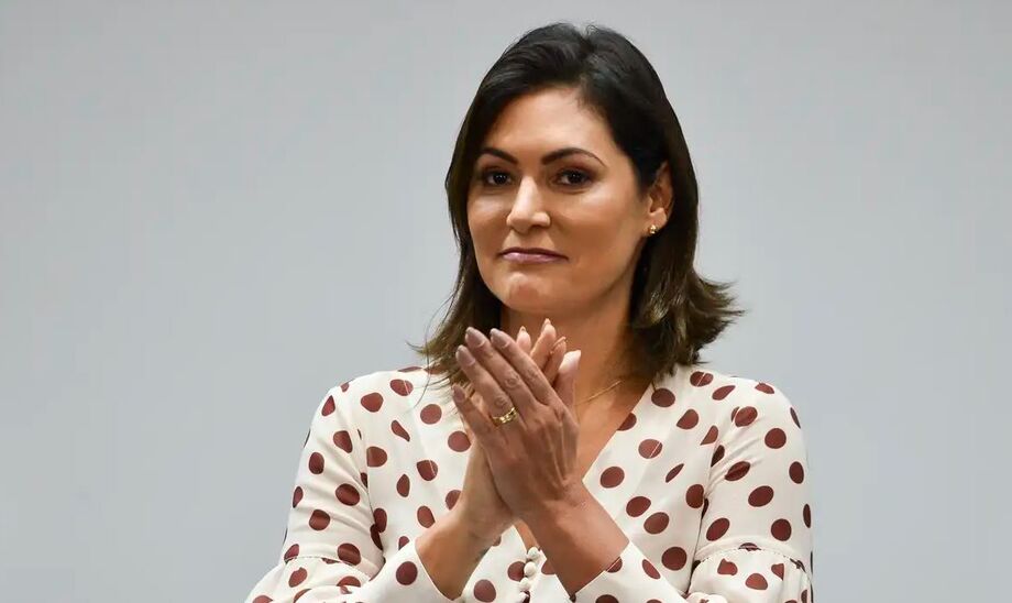 Michelle Bolsonaro comentou nas redes sociais a transferência de Jair Bolsonaro para a Papudinha e editou publicação ao suavizar críticas à condenação do ex-presidente.