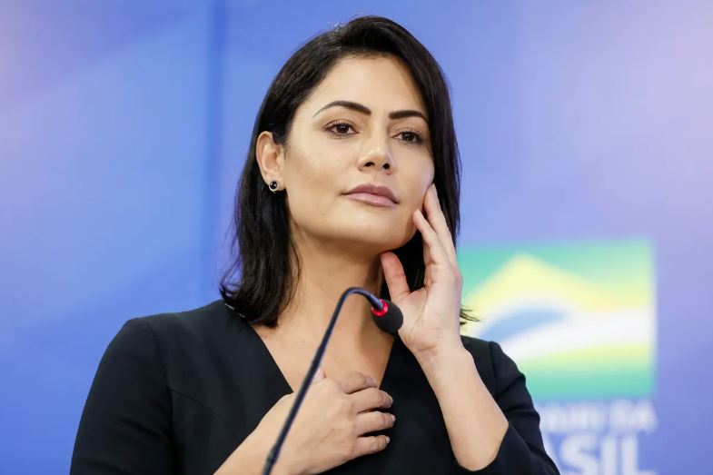 Michelle Bolsonaro volta a defender prisão domiciliar para Jair Bolsonaro e afirma que seguirá lutando para levar o ex-presidente para casa.