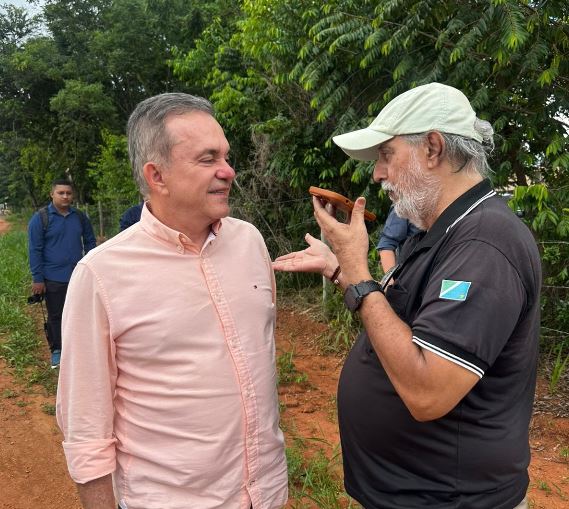 Deputado federal Wander Loubet e deputada estadual Gleice Jane visitam área onde será construída nova escola municipal de tempo integral em Rio Verde.