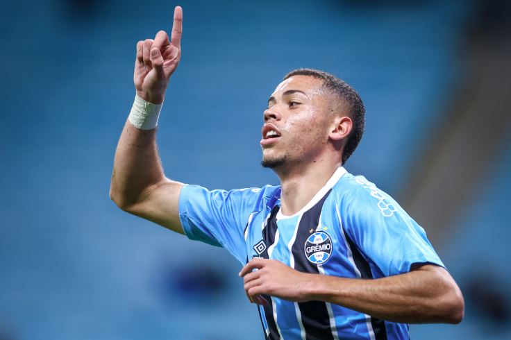 Atacante Alysson, de 19 anos, foi negociado pelo Grêmio e vai atuar pelo Aston Villa na Premier League
