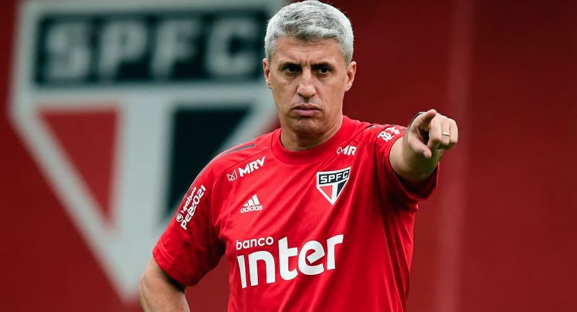 Hernán Crespo tenta manter elenco do São Paulo focado em campo em meio à crise política no clube.