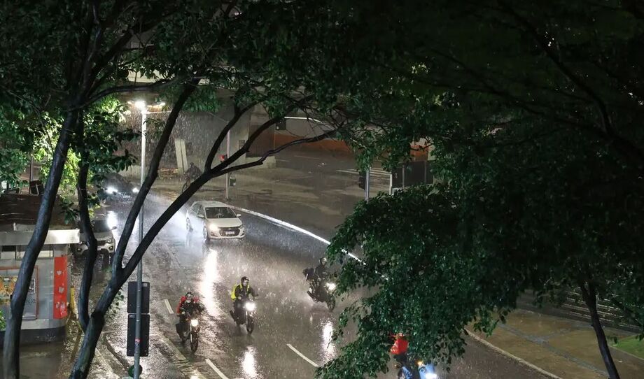 Chuvas intensas provocaram aumento repentino do volume de água em cachoeiras no litoral paulista