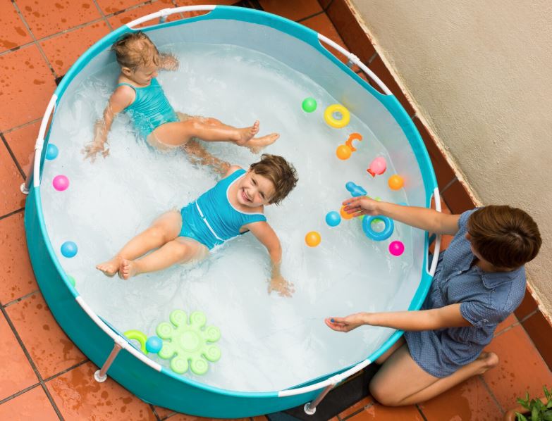 Mesmo piscinas rasas podem representar risco de afogamento para crianças pequenas
