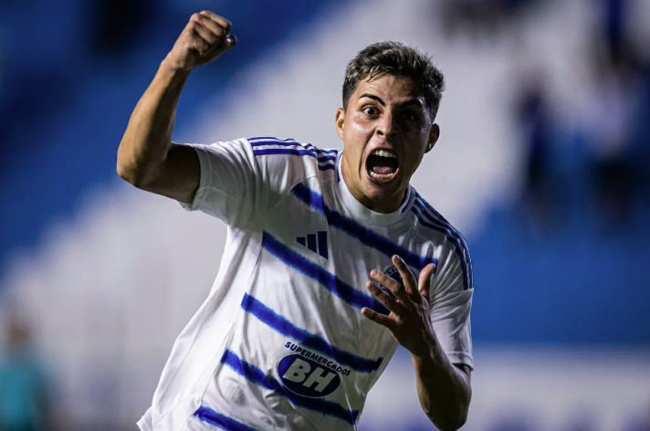 Cruzeiro comemora gol da virada sobre o Grêmio e garante vaga na final da Copa São Paulo de Juniores.