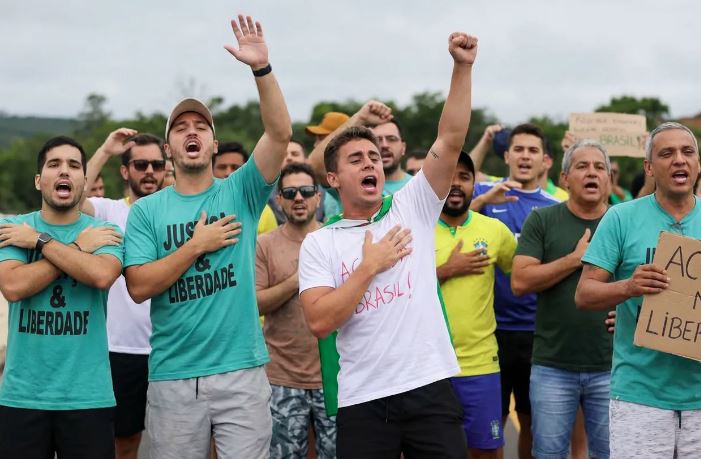 Deputado Nikolas Ferreira percorre trecho da BR-040 em caminhada com apoiadores rumo a Brasília.