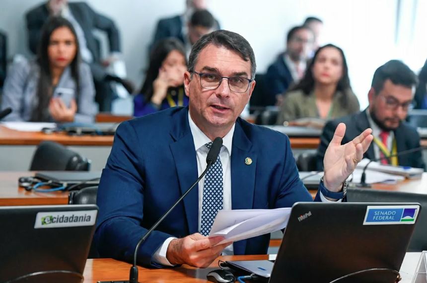 Flávio Bolsonaro voltou a defender a flexibilização do porte e da posse de armas ao compartilhar publicação nas redes sociais.