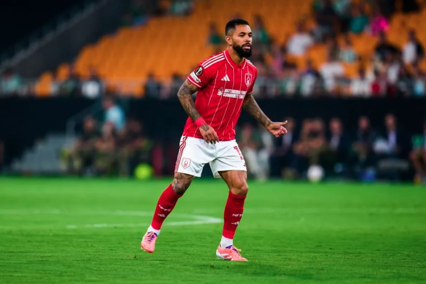 Douglas Luiz durante jogo pela Juventus; meio-campista é avaliado pelo Chelsea para empréstimo.