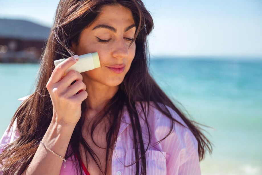 Usado de forma isolada, o protetor solar em bastão é insuficiente para proteger a pele, dizem dermatologistas.