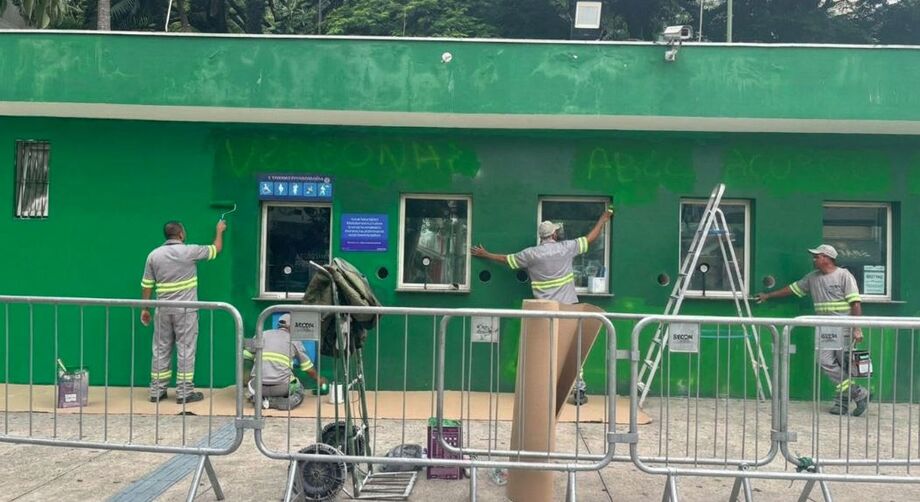 Muro da sede do Palmeiras foi pichado após derrota no Paulistão; clube e presidente prometem medidas judiciais.