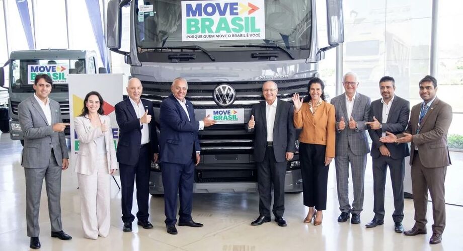 Geraldo Alckmin anuncia redução de juros para financiamento de caminhões durante visita a concessionária no interior paulista.