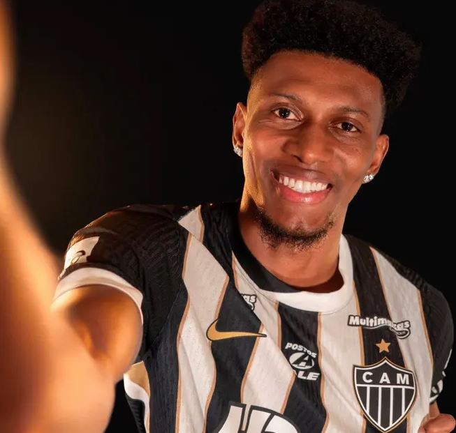 Mateo Cassierra posa com a camisa do Atlético após assinar contrato de quatro anos com o clube.