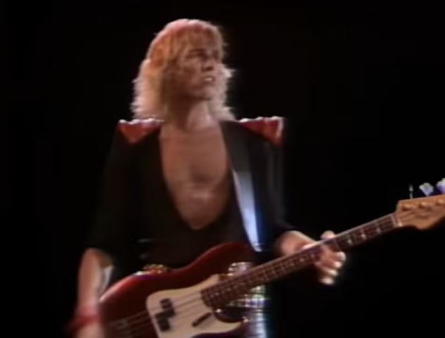 Francis Buchholz durante apresentação do Scorpions no período clássico da banda.