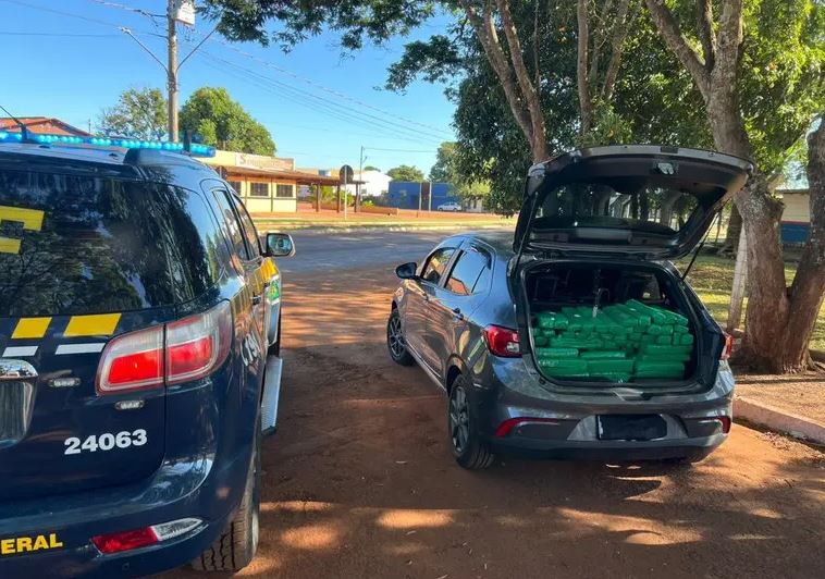 PRF apreendeu 355 quilos de maconha transportados em carro roubado em Maracaju.