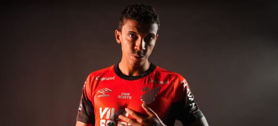 Luiz Gustavo é anunciado como novo reforço do Athletico para a temporada.